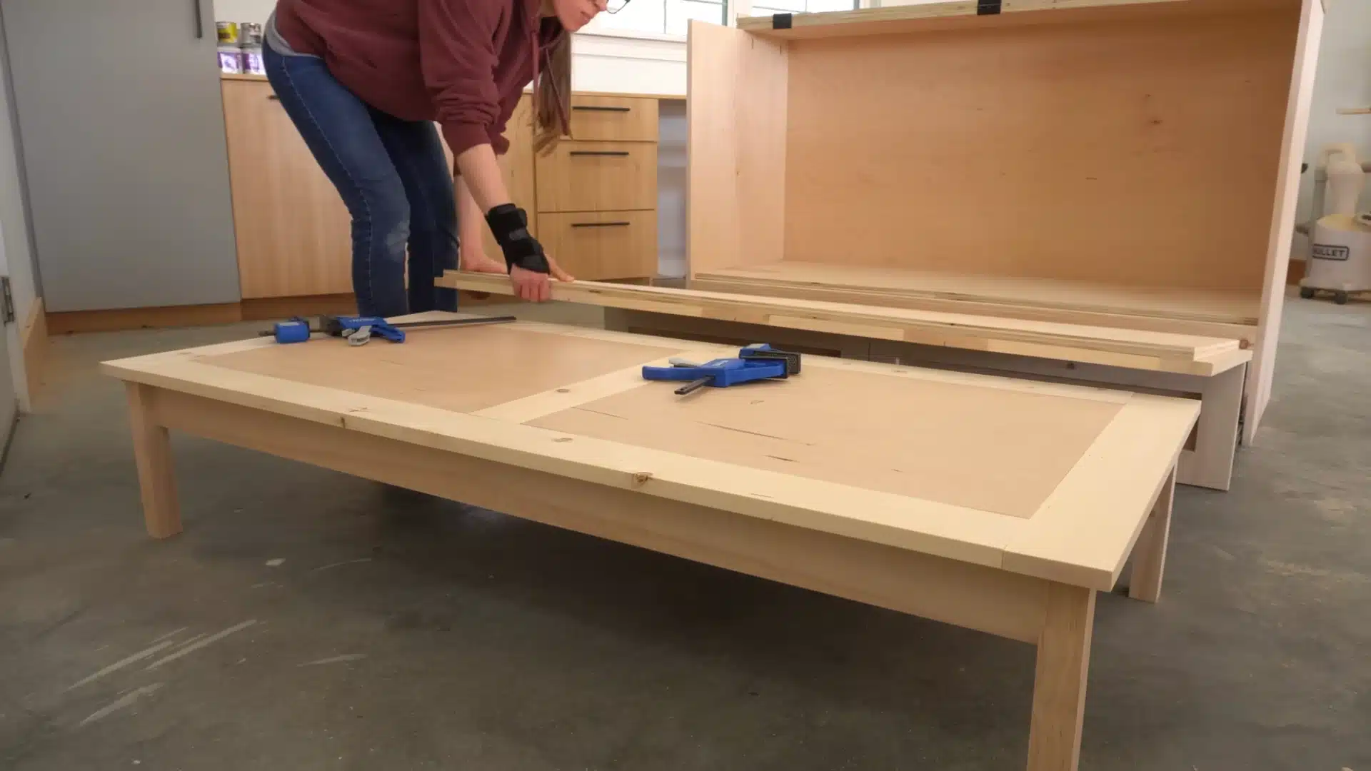Connecting foldout frame and aligning panels while adjusting structure during Murphy bed assembly